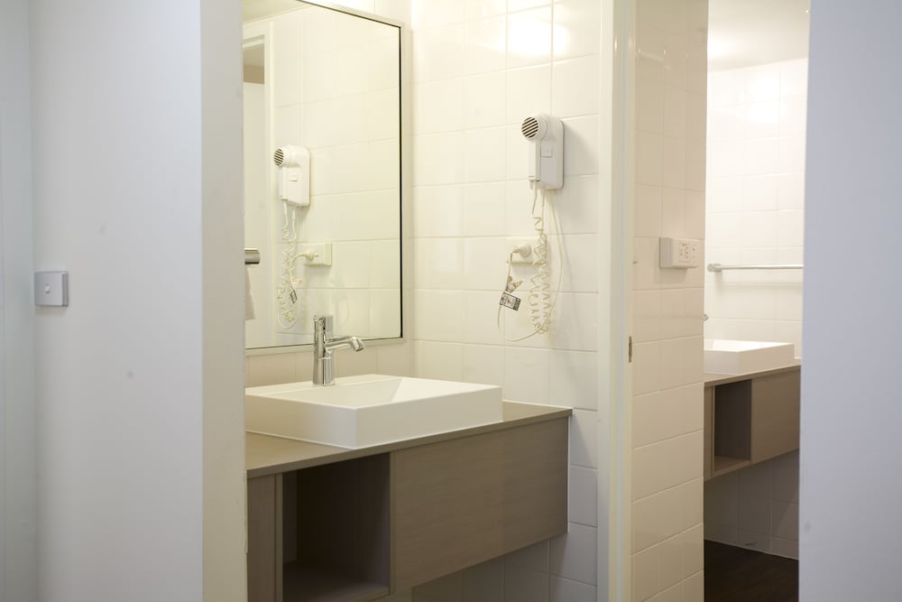 Apartamento de 2 Dormitorios 1 Cama Queen y 2 Camas Individuales del hotel Ibis Melbourne and Apartments. Foto 9