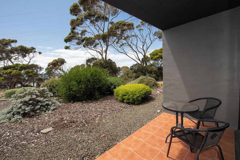 Habitación superior, 1 cama de matrimonio grande, vistas a la bahía del hotel Mercure Kangaroo Island Lodge. Foto 4