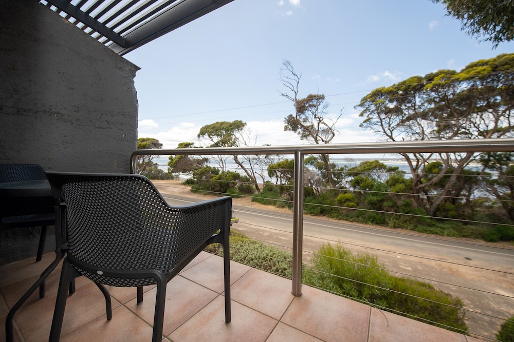 Habitación superior, 1 cama de matrimonio grande, vistas a la bahía del hotel Mercure Kangaroo Island Lodge. Foto 6