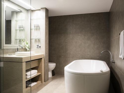 Habitación Deluxe Spa 1 Cama King del hotel Novotel Melbourne On Collins