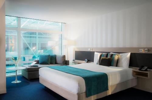 Habitación Deluxe Spa 1 Cama King del hotel Novotel Melbourne On Collins. Foto 2