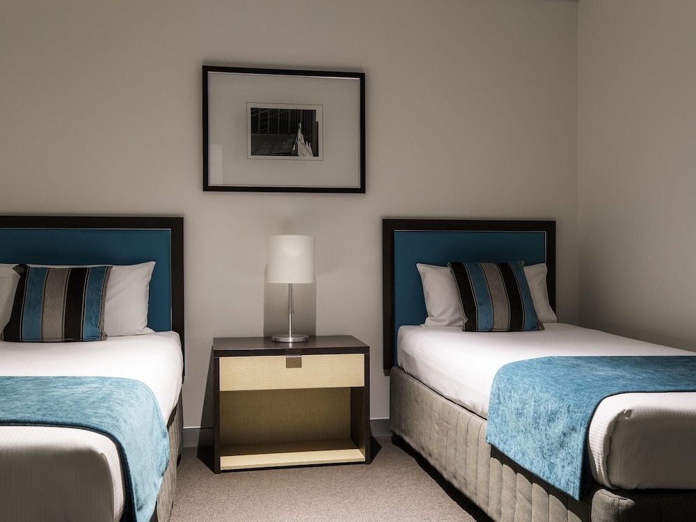 Suite Familiar 1 Cama King y 2 Camas Individuales del hotel Novotel Melbourne On Collins. Foto 5