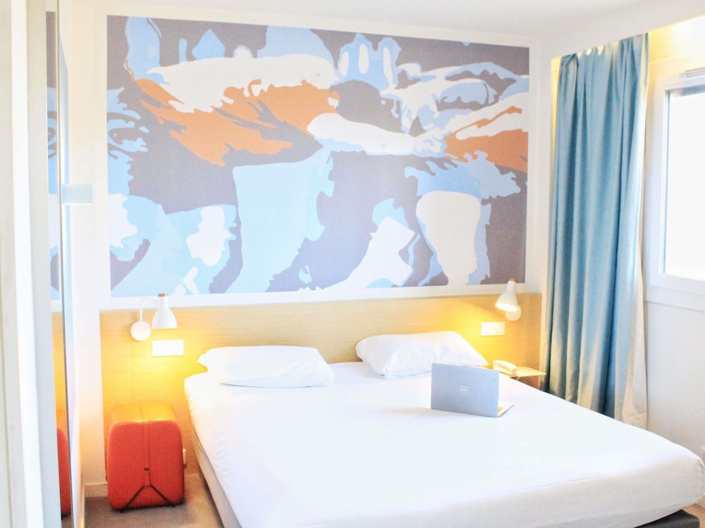 Suite familiar estándar con 1 cama doble y 1 sofá del hotel ibis Styles Toulouse Nord Sesquières. Foto 4