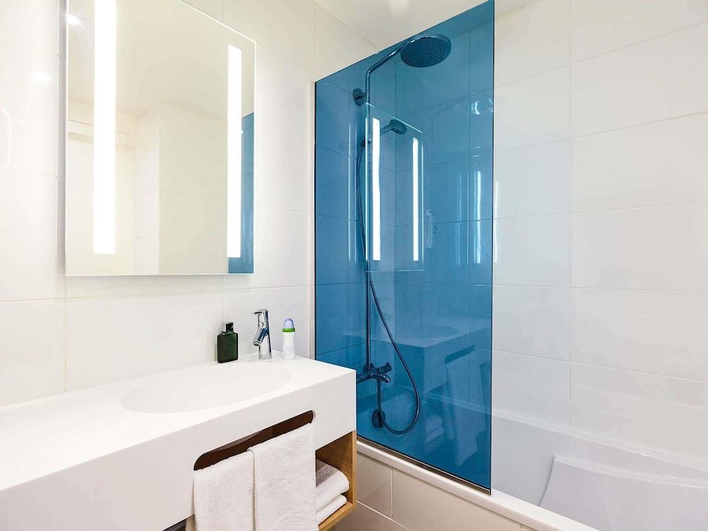 Suite familiar estándar con 1 cama doble y 1 sofá del hotel ibis Styles Toulouse Nord Sesquières. Foto 7