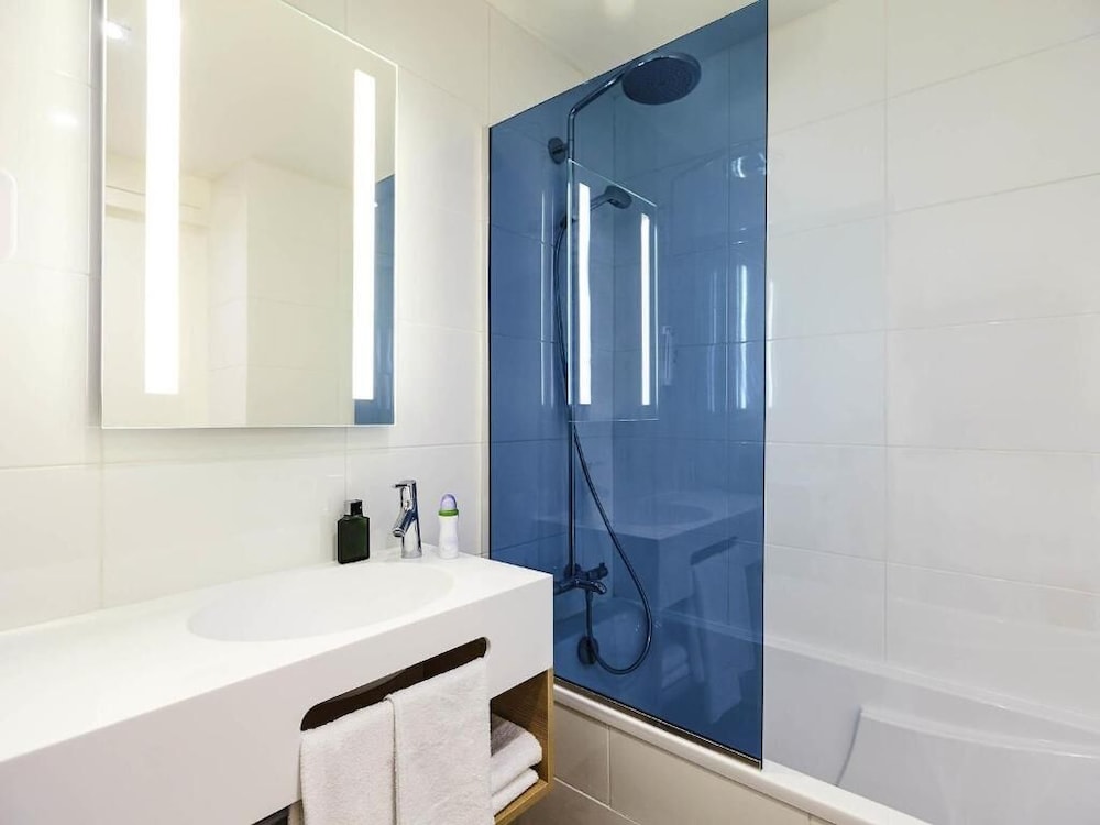 Suite familiar estándar con 1 cama doble y 1 sofá del hotel ibis Styles Toulouse Nord Sesquières. Foto 9