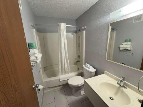 Habitación Queen con 2 camas Queen - No fumadores del hotel Corning Inn. Foto 2
