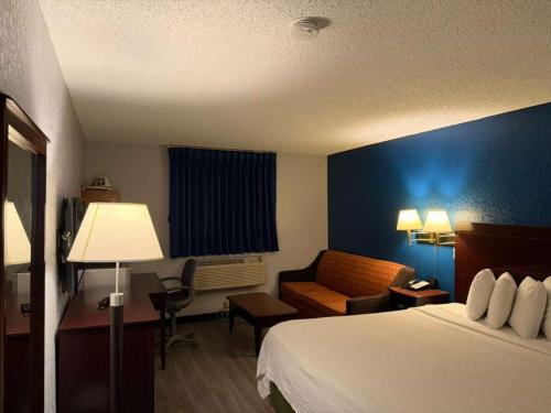 Habitación King - Acceso para personas con movilidad reducida del hotel Corning Inn. Foto 3