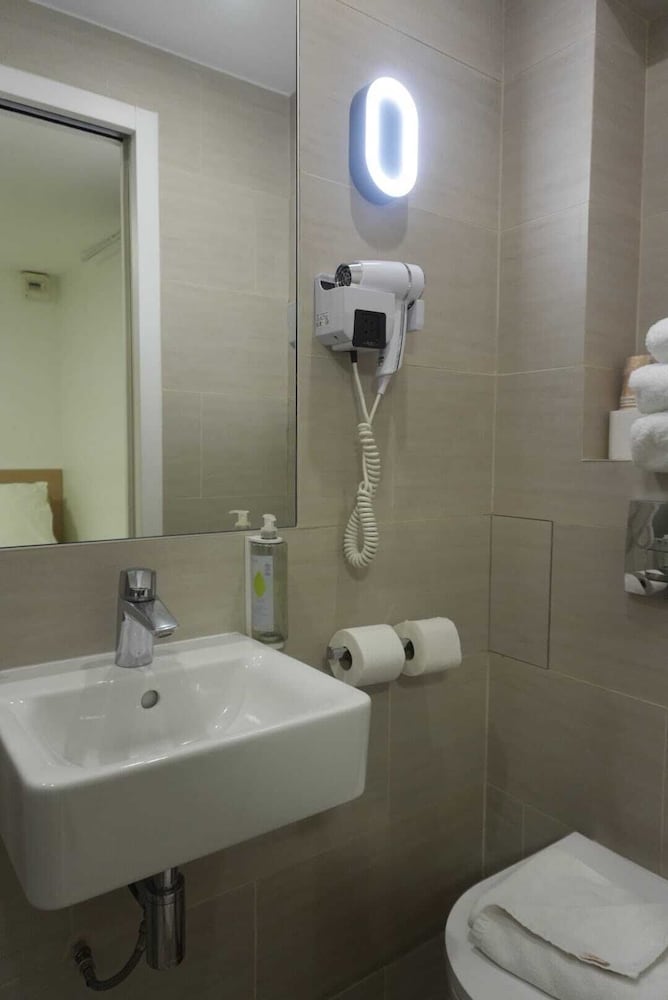 Habitación Triple Confort del hotel Hôtel de La Herse d\'Or. Foto 4