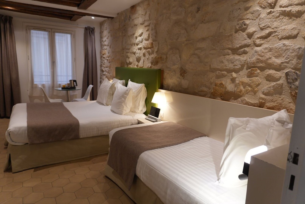 Habitación Triple Superior del hotel Hôtel de La Herse d\'Or. Foto 1
