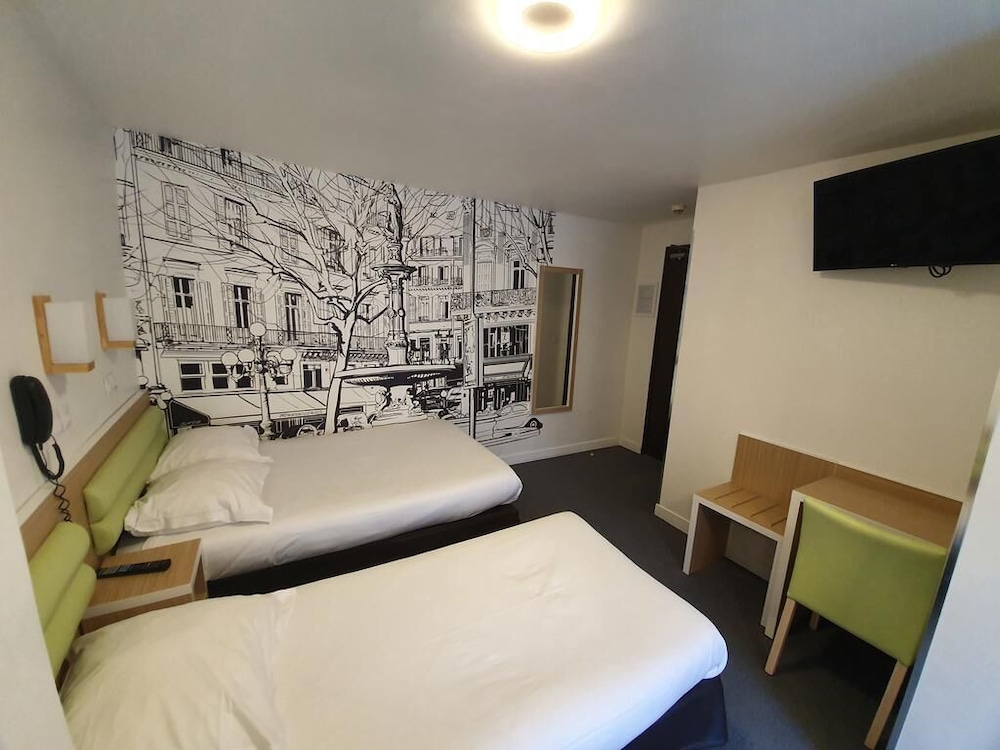 Habitación triple Confort del hotel Hôtel de La Herse d\'Or. Foto 2