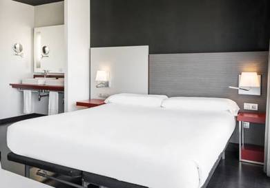 Habitación familiar del hotel Ilunion Atrium. Foto 1