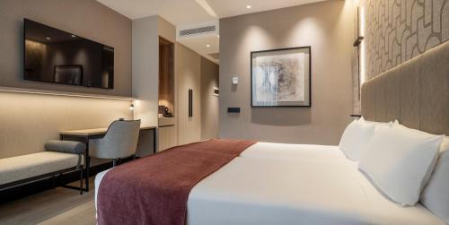 Habitación Doble Deluxe del hotel Ilunion Atrium. Foto 1