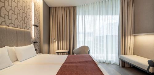 Habitación Doble Deluxe del hotel Ilunion Atrium. Foto 2