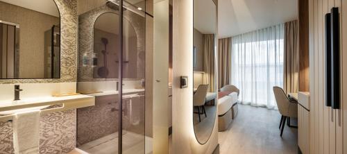 Habitación Doble Deluxe del hotel Ilunion Atrium. Foto 4