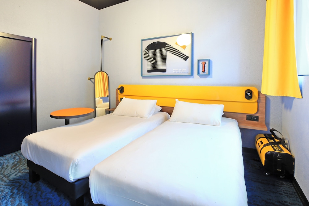 Habitación estándar con dos camas individuales del hotel ibis Styles Saint-Malo Centre Historique