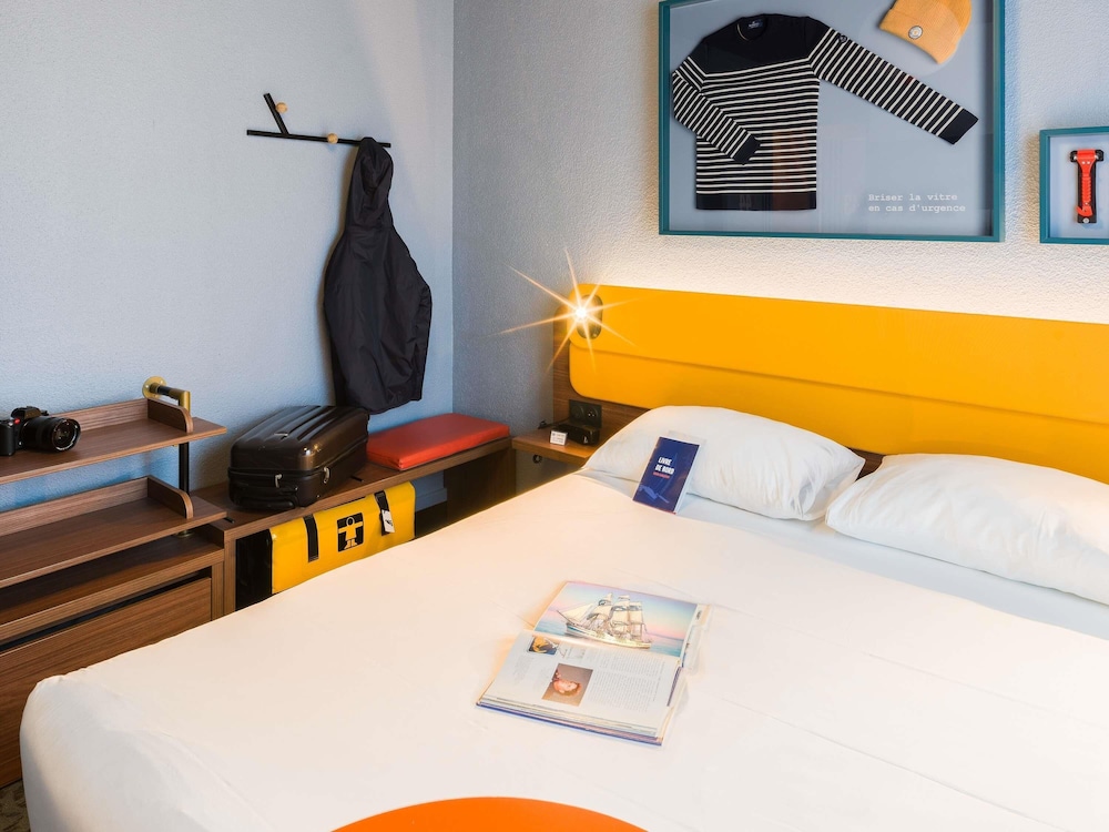 Habitación Estándar con cama doble del hotel ibis Styles Saint-Malo Centre Historique. Foto 6