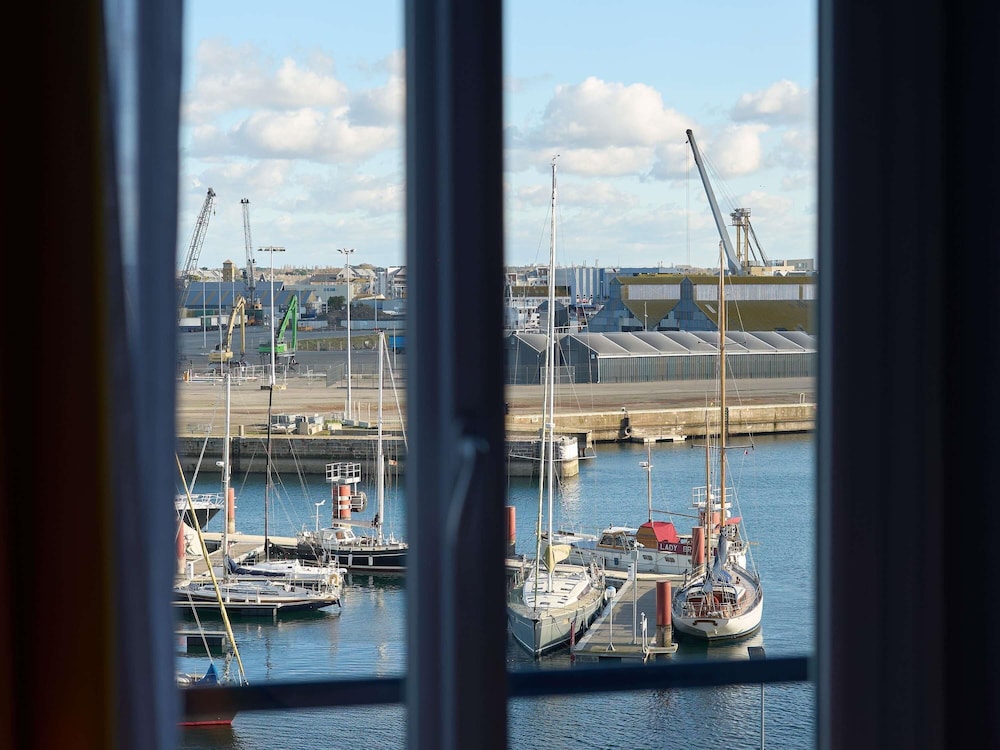 Habitación Comfort con 1 cama doble, vistas al puerto y al mar del hotel ibis Styles Saint-Malo Centre Historique. Foto 8