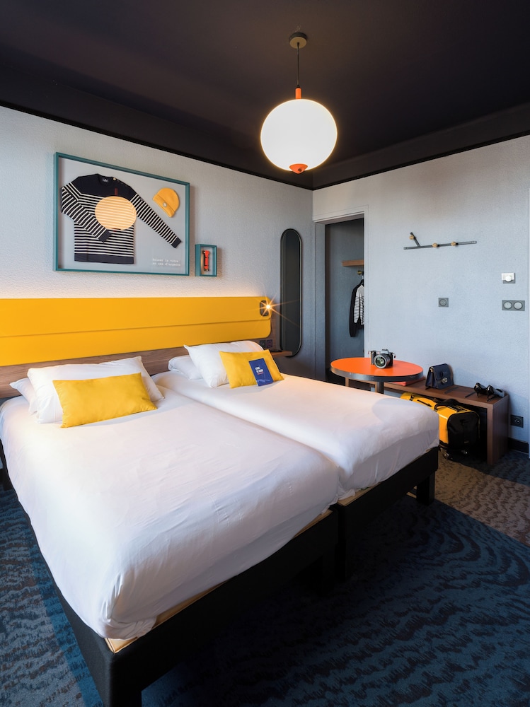 Habitación Comfort con 2 camas individuales, vistas al puerto y al mar del hotel ibis Styles Saint-Malo Centre Historique. Foto 5