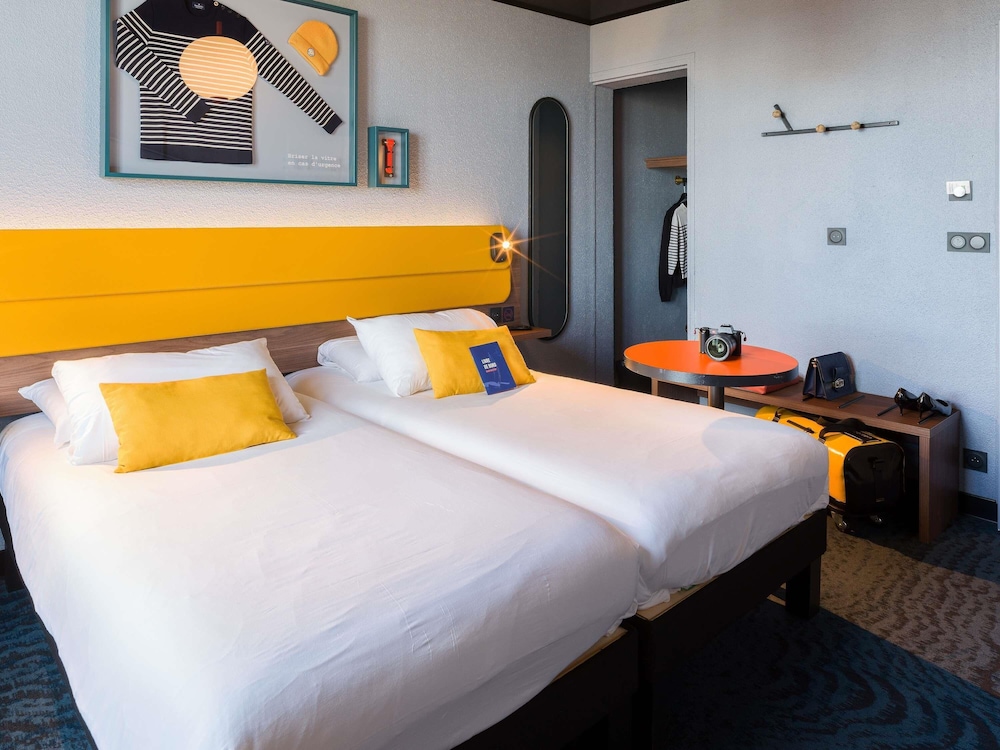 Habitación Comfort con 2 camas individuales, vistas al puerto y al mar del hotel ibis Styles Saint-Malo Centre Historique. Foto 6