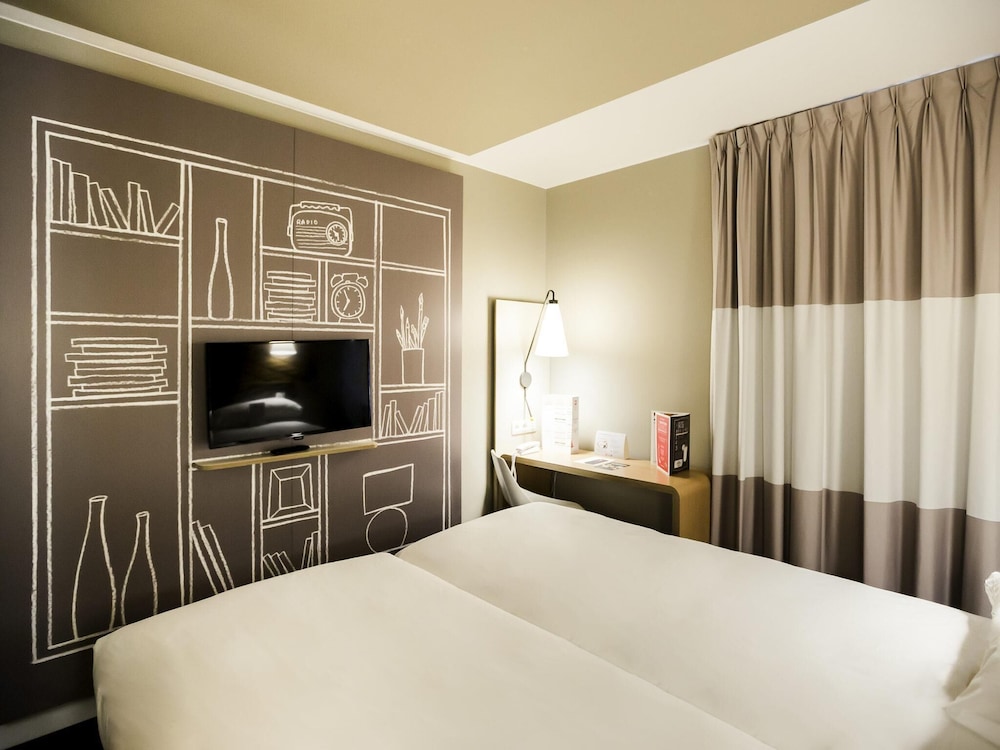 Habitación estándar con 2 camas individuales del hotel Ibis Wavre Brussels East. Foto 3