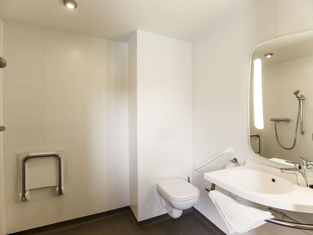 HABITACIÓN PREMIUM con espacio extra y comodidades, ¡ideal para estancias largas! del hotel Ibis Wavre Brussels East. Foto 5