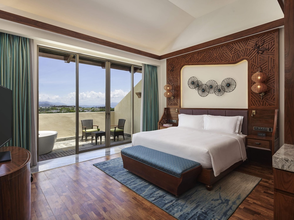 Suite familiar, 1 cama de matrimonio grande, vistas al mar del hotel Fairmont Sanya Haitang Bay. Foto 2