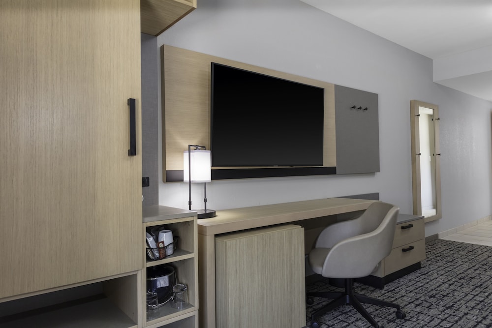Planta alta | Cama king (más sofá cama) del hotel Hyatt Place Charlotte/University Research Park. Foto 3