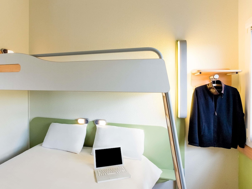 TRIPLE - Habitación con una cama grande y una litera del hotel ibis budget Beaune