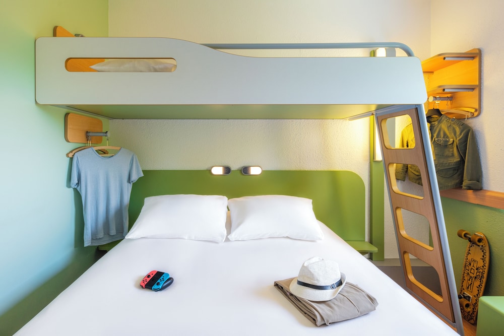 TRIPLE - Habitación con una cama grande y una litera del hotel ibis budget Beaune. Foto 1