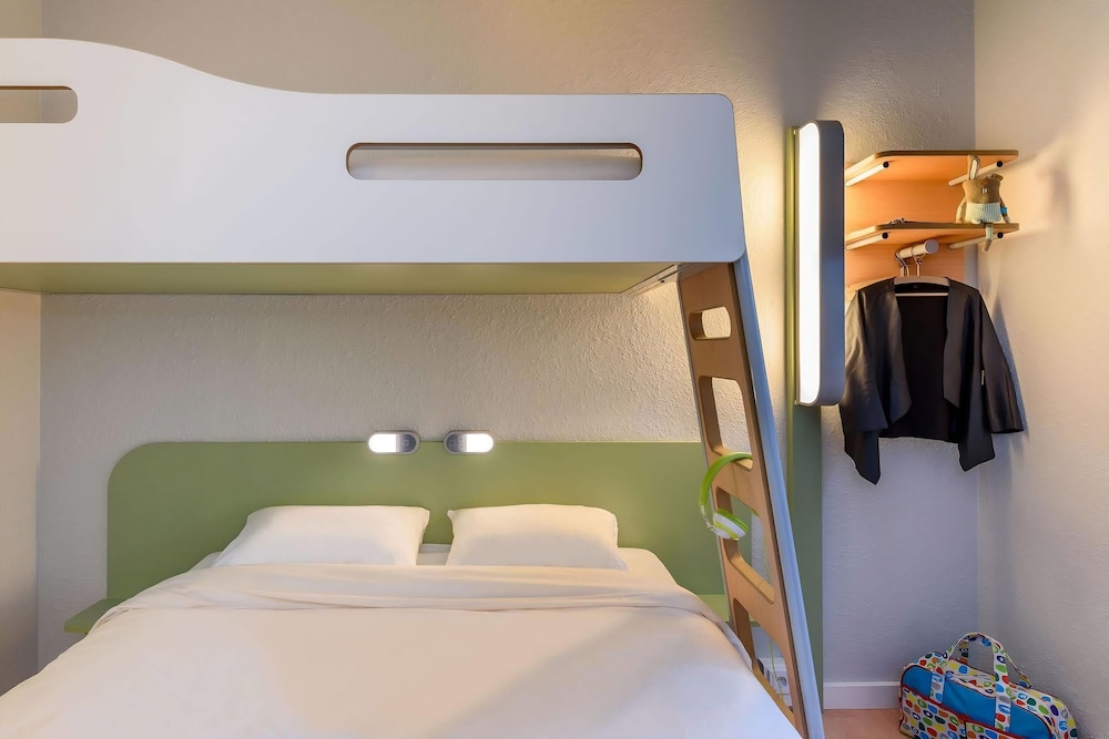 TRIPLE - Habitación con una cama grande y una litera del hotel ibis budget Beaune. Foto 2
