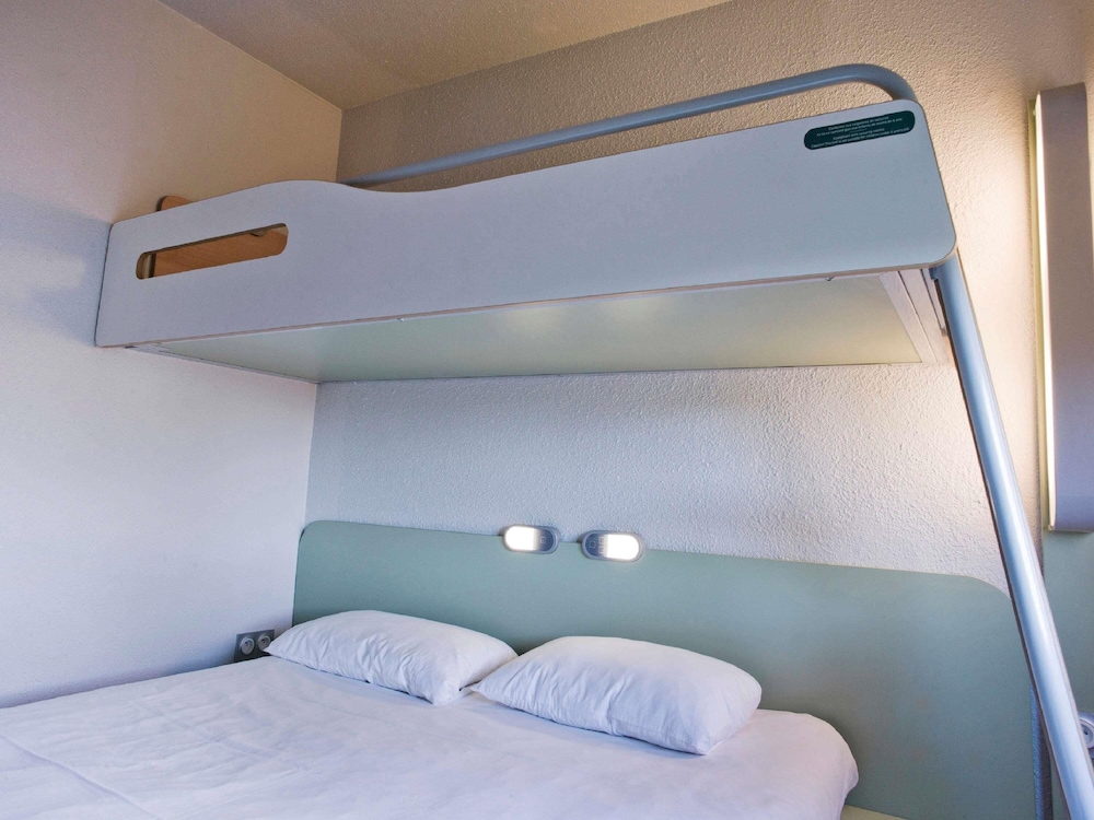 TRIPLE - Habitación con una cama grande y una litera del hotel ibis budget Beaune. Foto 3