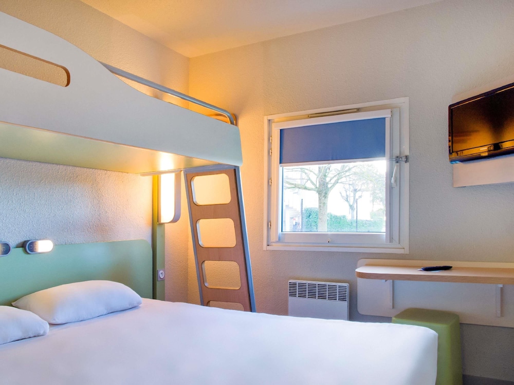 TRIPLE - Habitación con una cama grande y una litera del hotel ibis budget Beaune. Foto 4