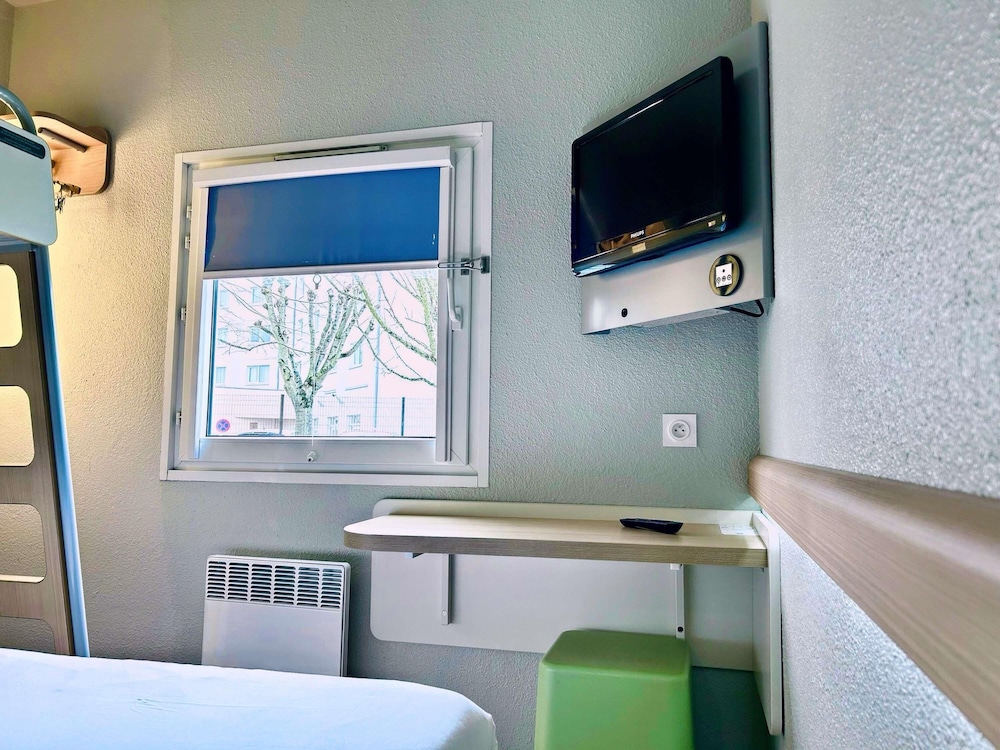 TRIPLE - Habitación con una cama grande y una litera del hotel ibis budget Beaune. Foto 5