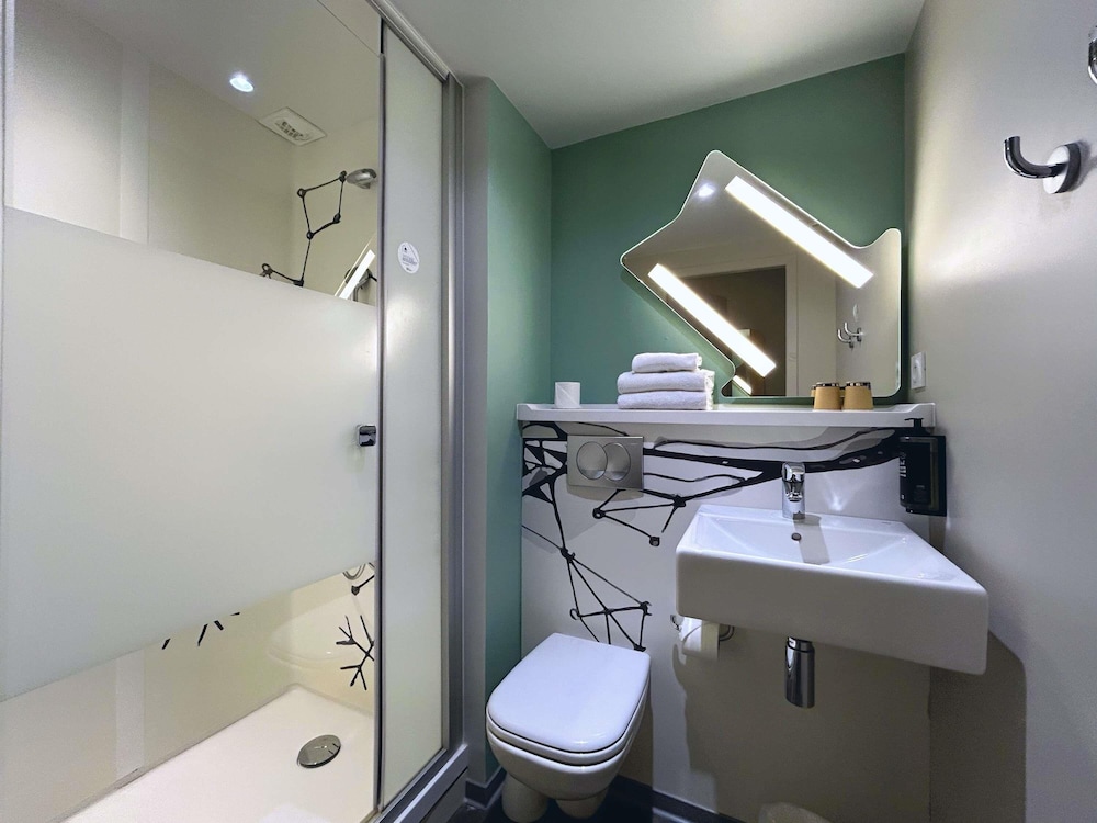 TRIPLE - Habitación con una cama grande y una litera del hotel ibis budget Beaune. Foto 6