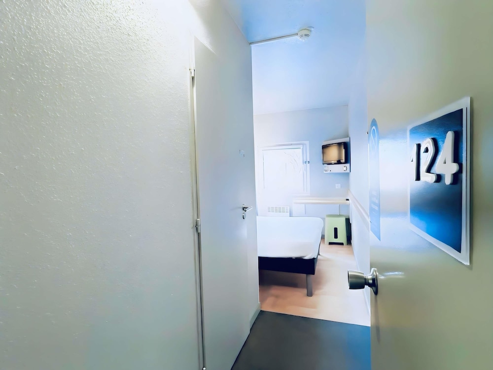 TRIPLE - Habitación con una cama grande y una litera del hotel ibis budget Beaune. Foto 7