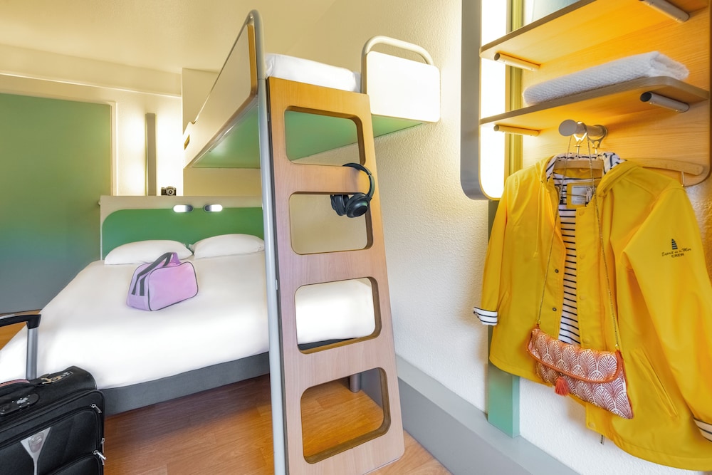 TRIPLE - Habitación con una cama grande y una litera del hotel ibis budget Beaune. Foto 9