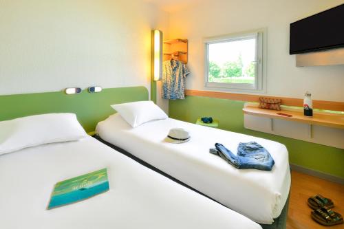 TWIN - Habitación con dos camas individuales del hotel ibis budget Beaune. Foto 5
