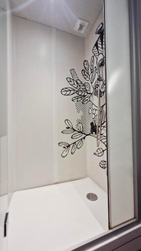 TWIN - Habitación con dos camas individuales del hotel ibis budget Beaune. Foto 7