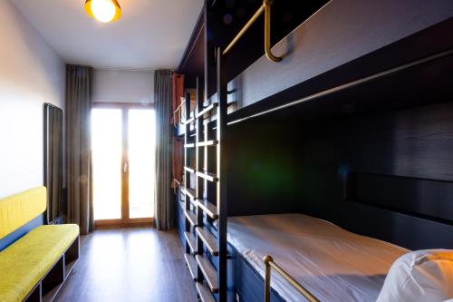 Cama Individual en dormitorio compartido de 6 camas del hotel The People - Paris Nation - Hostel. Foto 6