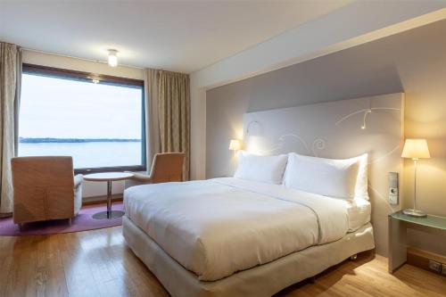 Habitación Deluxe con vistas al mar - Cama extragrande del hotel Hilton Helsinki Kalastajatorppa