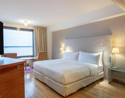 Habitación Deluxe con vistas al mar - Cama extragrande del hotel Hilton Helsinki Kalastajatorppa. Foto 4