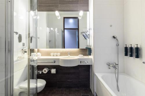 Habitación con balcón - Cama extragrande del hotel Hilton Helsinki Kalastajatorppa. Foto 4