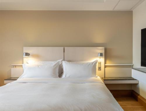 Habitación con balcón - Cama extragrande del hotel Hilton Helsinki Kalastajatorppa. Foto 5