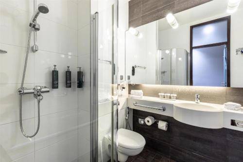 Habitación Doble con balcón - 2 camas del hotel Hilton Helsinki Kalastajatorppa. Foto 3