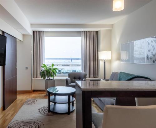 Suite Junior con cama extragrande y vistas parciales al mar del hotel Hilton Helsinki Kalastajatorppa