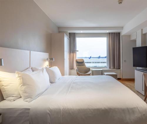 Suite Junior con cama extragrande y vistas parciales al mar del hotel Hilton Helsinki Kalastajatorppa. Foto 10