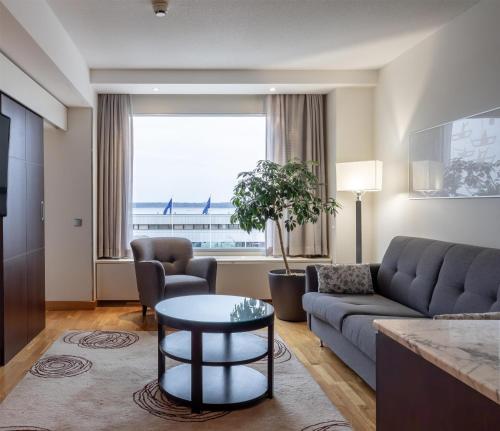 Suite Junior con cama extragrande y vistas parciales al mar del hotel Hilton Helsinki Kalastajatorppa. Foto 11