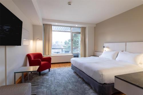 Suite Junior con cama extragrande y vistas parciales al mar del hotel Hilton Helsinki Kalastajatorppa. Foto 12