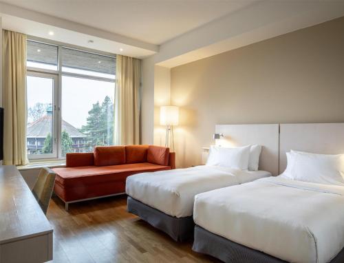 Twin Guest Room with Partial Sea View del hotel Hilton Helsinki Kalastajatorppa. Foto 1