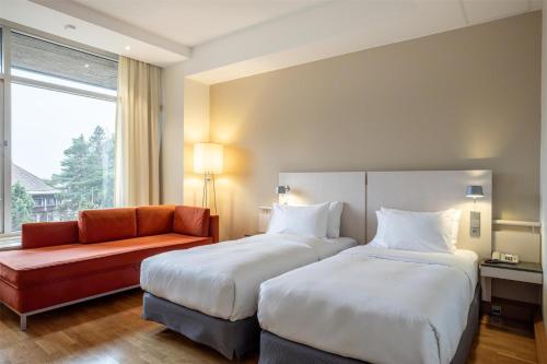 Twin Guest Room with Partial Sea View del hotel Hilton Helsinki Kalastajatorppa. Foto 4